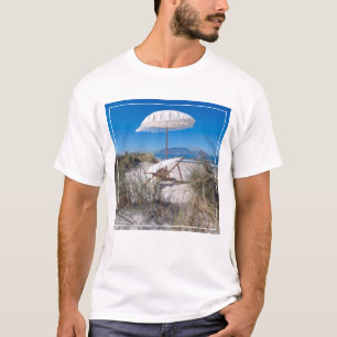 Sonnenschirm und Liegestühle am Strand T-Shirt