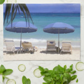 Sonnenschirme am Strand, St. Maarten, Karibik Handtuch (Gefaltet)