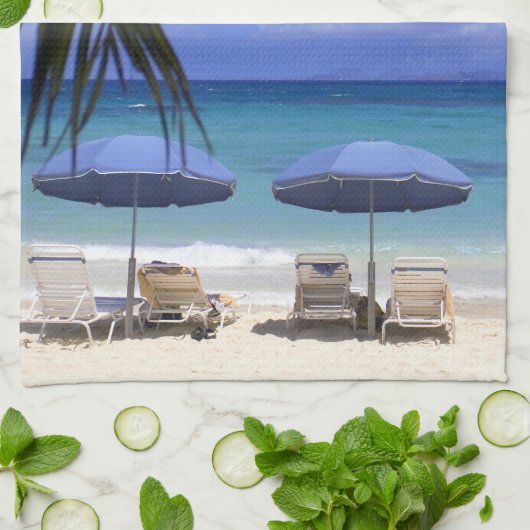 Sonnenschirme am Strand, St. Maarten, Karibik Handtuch (Gefaltet)