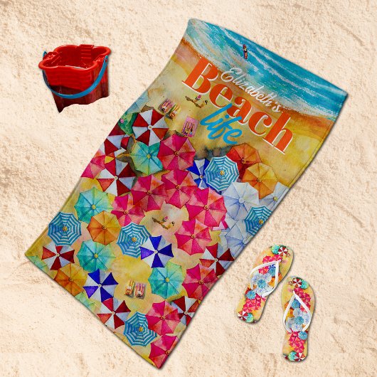 Sonnenschirme im Sandstrand Strandtuch