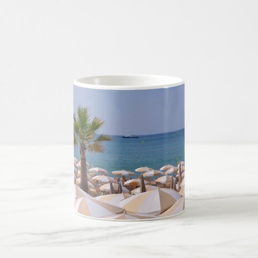 Sonnenschirme in Cannes in Frankreich Kaffeetasse (Mittel)