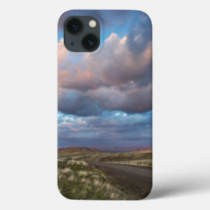 Sonnenschirme über der Gravel Zumani Prairie Road iPhone 13 Hülle
