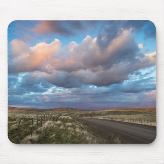 Sonnenschirme über der Gravel Zumani Prairie Road Mousepad (Vorne)