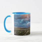 Sonnenschirme über der Gravel Zumani Prairie Road Tasse (Links)