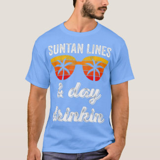 Sonnenschirme und Sonnenuntergänge am Strand im So T-Shirt