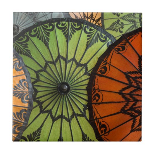 Sonnenschirme zum Verkauf, Bagan, Myanmar Fliese (Vorderseite)