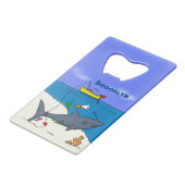 Sonnenschlafhai und Fischerei Cartoon Geldbeutel Flaschenöffner (Rückseite Schrägansicht)