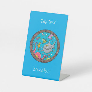 Sonnenseebewohner unter Wasser zeichnend Cartoon Sockelschild