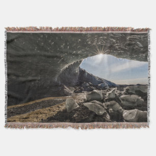 Sonnenstrahlen am Eingang der Eishöhle Decke