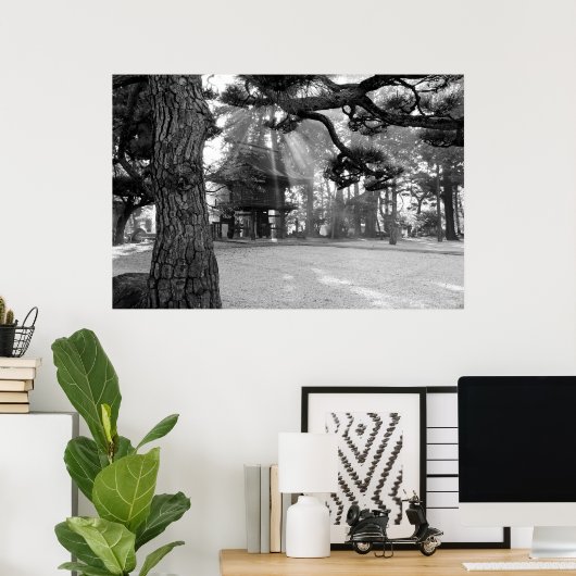 Sonnenstrahlen am japanischen Tempeltor Poster (Heimbüro)