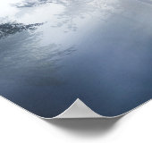 Sonnenstrahlen, die durch einen nebeligen Wald str Poster (Ecke)