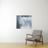 Sonnenstrahlen, die durch einen nebeligen Wald str Wandteppich (Beispiel (Horizontal))