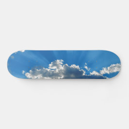Sonnenstrahlen durchbrechen Wolkenrutsche Skateboard