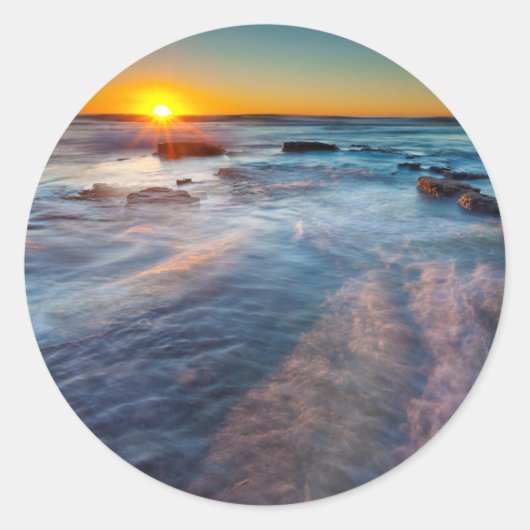 Sonnenstrahlen erhellen den Pazifischen Ozean Runder Aufkleber (Vorderseite)