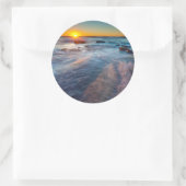 Sonnenstrahlen erhellen den Pazifischen Ozean Runder Aufkleber (Tasche)