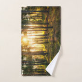 Sonnenstrahlen leuchten im Kiefernwald Handtuch (Handtuch)