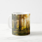 Sonnenstrahlen leuchten im Kiefernwald Kaffeetasse (Vorderseite Links)