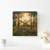 Sonnenstrahlen leuchten im Kiefernwald Quadratische Wanduhr (Zuhause)