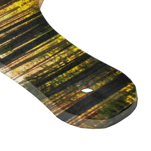 Sonnenstrahlen leuchten im Kiefernwald Schneidebrett (Ecke)