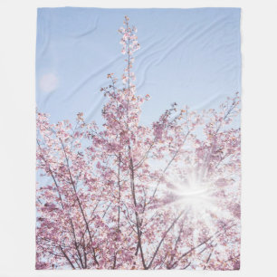 Sonnenstrahlen passieren durch rosa Blume eines Ba Fleecedecke
