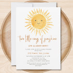 Sonnenstrahlen Twins Baby Dusche Einladung<br><div class="desc">Planen Sie eine sonnengedrehte Zweibettzimmer-Babydusche? Diese schicke Babydusche mit dem Text "Zwei kleine Sonnenstrahlen sind fast hier!" mit niedlicher Aquarellfarbe,  die die gelbe Sonne strahlt. Ideal für zwei Jungen,  Mädchen oder eine der Babyduschen. Einfach anpassbar. Original Wasserfarbe © Michele Davies.</div>
