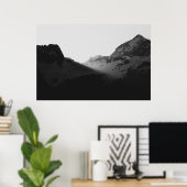 Sonnenstrahlen über den Bergen Poster (Heimbüro)