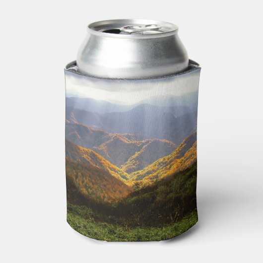 Sonnenstrahlen über den Shirakami-Sanchi-Bergen Dosenkühler (Kanne Vorderseite)