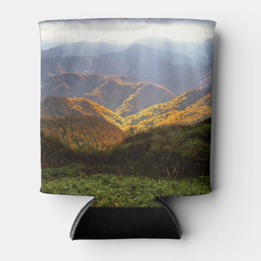 Sonnenstrahlen über den Shirakami-Sanchi-Bergen Dosenkühler (Vorderseite)