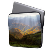 Sonnenstrahlen über den Shirakami-Sanchi-Bergen Laptopschutzhülle (Vorderseite Links)