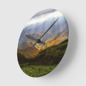 Sonnenstrahlen über den Shirakami-Sanchi-Bergen Runde Wanduhr (Winkel)