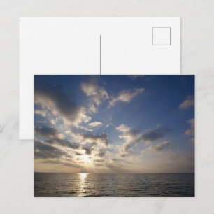 Sonnenstrahlen über der Ozean-Postkarte Postkarte