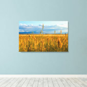Sonnenstrahlen über Weizenfeld mit Bergen Leinwanddruck (Insitu (Holzboden))