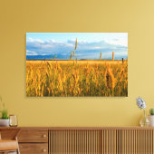 Sonnenstrahlen über Weizenfeld mit Bergen Leinwanddruck (Insitu (Wohnzimmer))