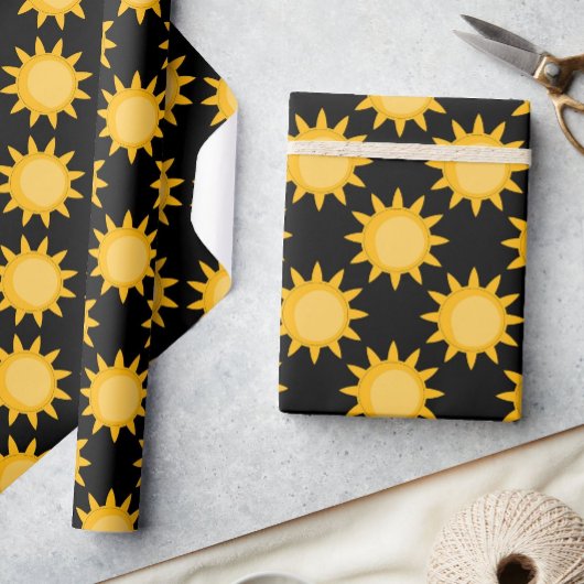 Sonnenstrahlung auf schwarzem Muster Geschenkpapier