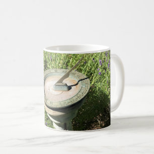 Sonnenuhr in Lavendel Kaffeetasse