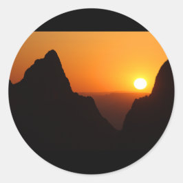 Sonnenuntergang am Fenster Runder Aufkleber