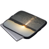 Sonnenuntergang am Onota See: Horizontal Laptopschutzhülle (Vorne Knopf)