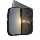Sonnenuntergang am Onota See: Vertikal Laptopschutzhülle (Vorne Rechts)