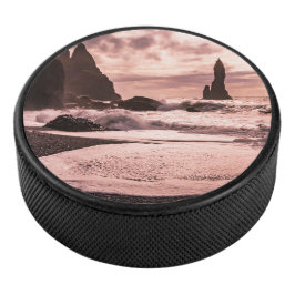 Sonnenuntergang am schwarzen Sandstrand Reynisfjar Eishockey Puck