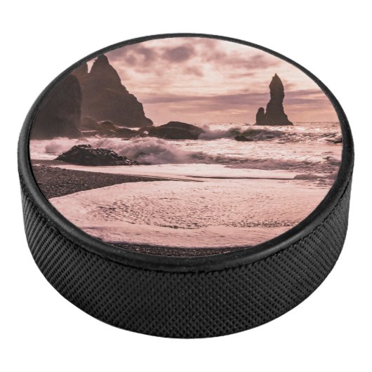 Sonnenuntergang am schwarzen Sandstrand Reynisfjar Eishockey Puck (3/4)