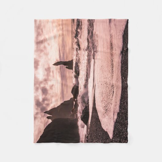 Sonnenuntergang am schwarzen Sandstrand Reynisfjar Fleecedecke (Vorderseite)