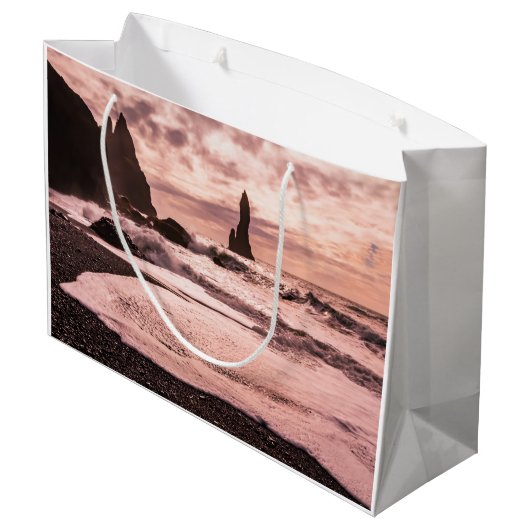 Sonnenuntergang am schwarzen Sandstrand Reynisfjar Große Geschenktüte (Rückseite Schrägansicht)