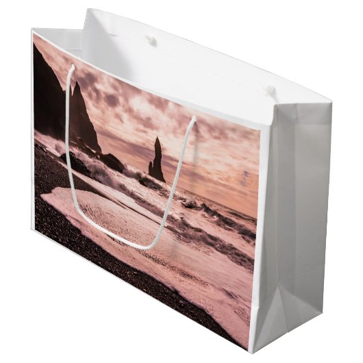 Sonnenuntergang am schwarzen Sandstrand Reynisfjar Große Geschenktüte (Vorderseite Schrägansicht)