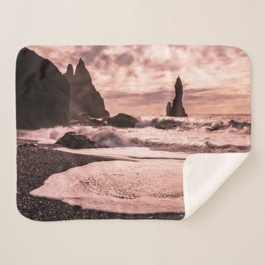 Sonnenuntergang am schwarzen Sandstrand Reynisfjar Sherpadecke (Vorderseite (Horizontal))