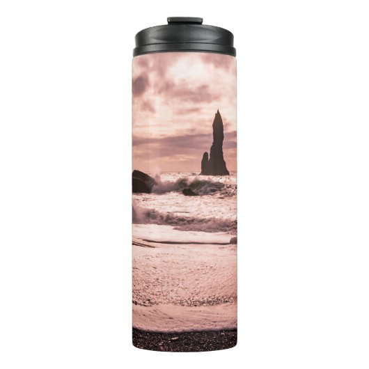 Sonnenuntergang am schwarzen Sandstrand Reynisfjar Thermosbecher (Vorderseite)