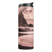 Sonnenuntergang am schwarzen Sandstrand Reynisfjar Thermosbecher (Nach links gedreht)