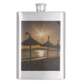 Sonnenuntergang am Strand, Mallorca, Spanien Flachmann (Vorderseite)