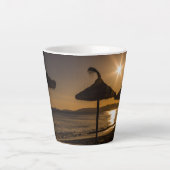 Sonnenuntergang am Strand, Mallorca, Spanien Milchtasse (Vorderseite)