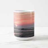 Sonnenuntergang am Strand von Mayflower Kaffeetasse (Mittel)