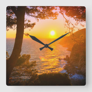 Sonnenuntergang an der Wanduhr des Küstenstreifens